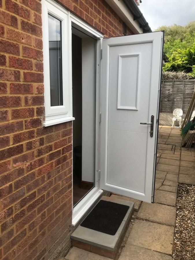 Studio-1-Staines/Heathrow/London-Own Entrance Staines-upon-Thames Exterior foto