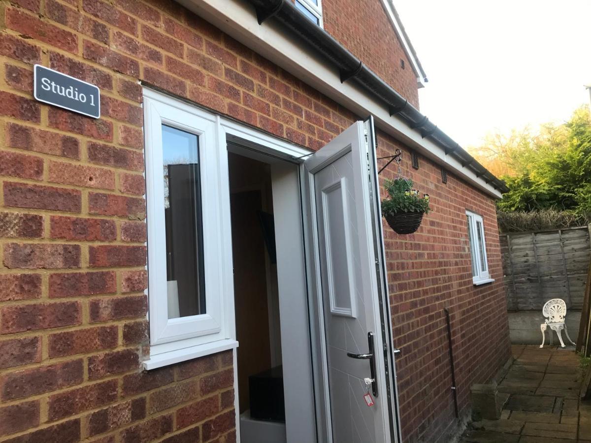 Studio-1-Staines/Heathrow/London-Own Entrance Staines-upon-Thames Exterior foto
