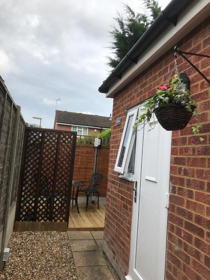 Studio-1-Staines/Heathrow/London-Own Entrance Staines-upon-Thames Exterior foto