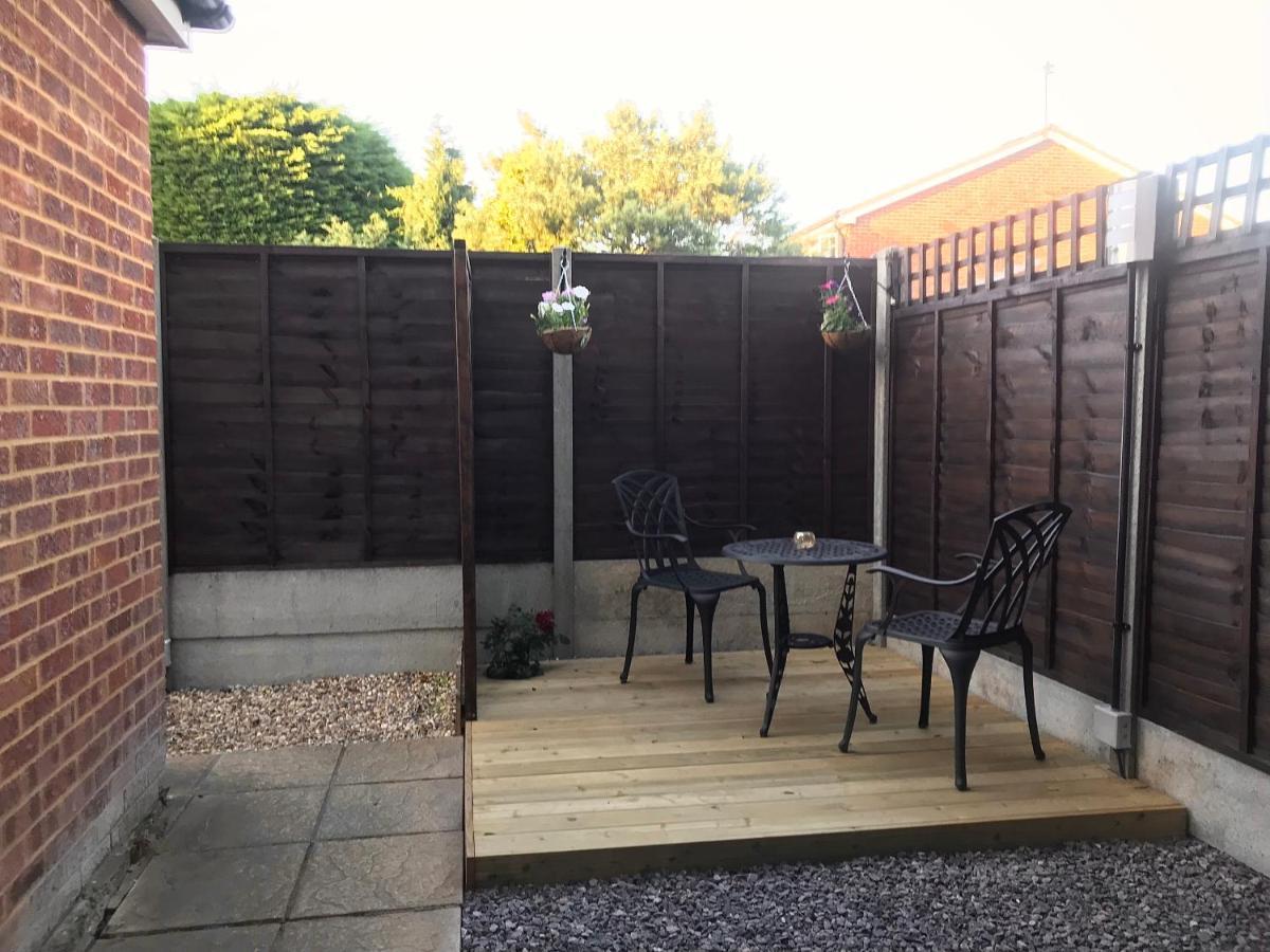 Studio-1-Staines/Heathrow/London-Own Entrance Staines-upon-Thames Exterior foto